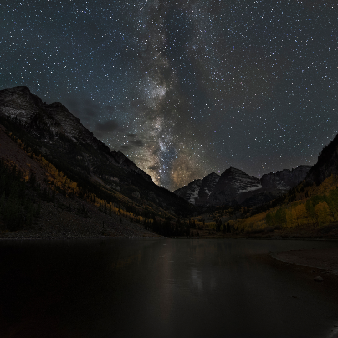 maroon bells mountain peaks with starry night sky